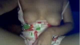 Voici une petite cochonne qui va se masturber