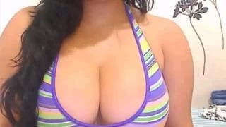 Elle va exhiber une poitrine assez énorme ! Elle va exhiber une poitrine assez énorme !