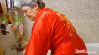 La chatte de la grand-mère est devenue très mouillée La chatte de la grand-mère est devenue très mouillée