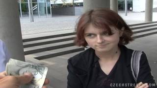 Brunette se fait prendre pour quelques billets Brunette se fait prendre pour quelques billets