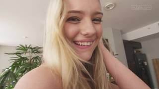 Cette jolie célibataire se caresse tendrement Cette jolie célibataire se caresse tendrement