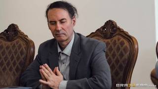 Brune passe sous la table et ça part en baise