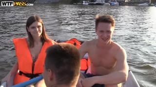 Bon coup de bite au bord de l'eau en trio. Anal, Dogging, Trio