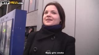 Cette brune suce une bites dans un gymnase Cette brune suce une bites dans un gymnase