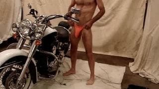 Monsieur semble excité par sa bécane !