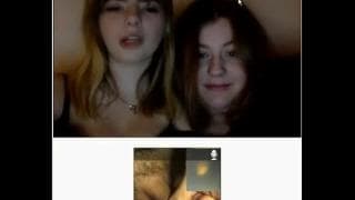 Un vieux branle sa petite bite en webcam