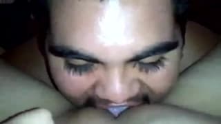 Cette brunette généreuse suce comme une reine