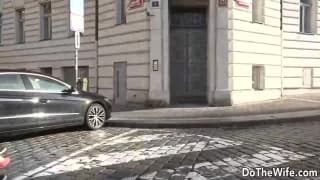 Il laisse le black baiser sa meuf. Il laisse le black baiser sa meuf.