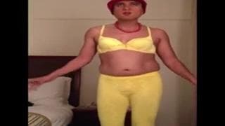 Il s'excite avec des vêtements de femme !