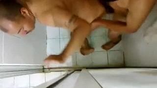 Couple amateur prêt à prendre du plaisir