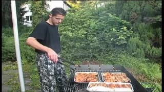 Cette baise entre mecs se passe dans le salon