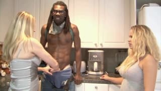 Belles blondes vont baiser avec un black