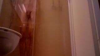 La queue d'un homme à mater sous la douche