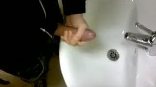 Cet homme amateur apprécie montrer sa queue