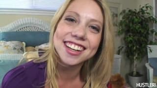 Gros seins et des bonnes lèvres d'une blonde Gros seins et des bonnes lèvres d'une blonde