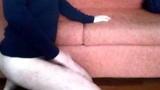 Il compte tripoter au calme sa teube chez lui