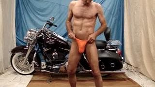 Une nouvelle fois présent devant la moto...