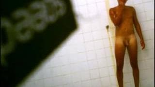 Il prend sa douche et touche sa queue !