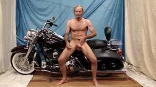 S'exhiber devant sa grosse moto, il aime bien