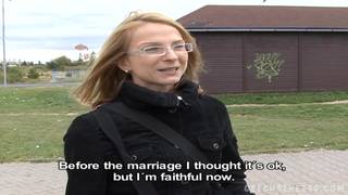 Une blonde qui suce débite en extérieur Une blonde qui suce débite en extérieur