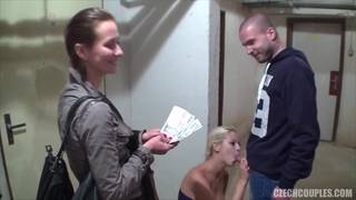 Brune donne du cash pour baiser avec un couple Brune donne du cash pour baiser avec un couple