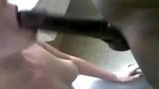 Brunette qui aime les gros chibres noirs !