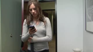 Deux femmes se touchent sur le desk French Kiss, Cunnilingus Lesbienne, Ciseaux, Facesitting