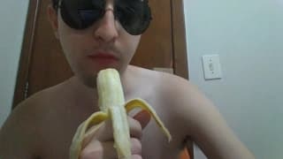 Homme fétichiste s'enfonce une banane !
