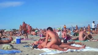 Un gangbang de folie au beau milieu de la plage Un gangbang de folie au beau milieu de la plage