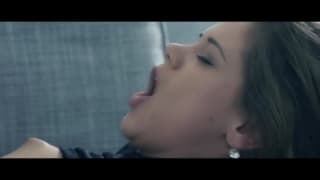 La petite Caprice est une vilaine fille qui aime le sexe La petite Caprice est une vilaine fille qui aime le sexe