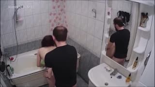 Elle va avoir de la visite dans la bathroom Elle va avoir de la visite dans la bathroom