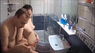 Le jeune couple se filme sous la douche