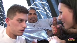 Une étudiante se fait prendre chaudement par.. Une étudiante se fait prendre chaudement par..