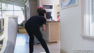 Lana Rhoades suce un cambrioleur dans la cuisine Lana Rhoades suce un cambrioleur dans la cuisine