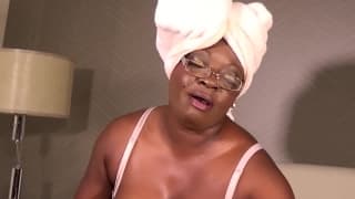 Une black sucent deux grosses queues blacks