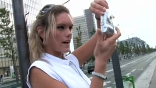 Eva et une amie baisent avec deux inconnus Eva et une amie baisent avec deux inconnus