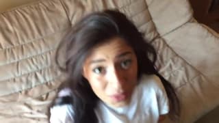 Surprise en fumant, elle le surprend en suçant