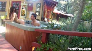 Il commence a baiser dans le jacuzzi Il commence a baiser dans le jacuzzi