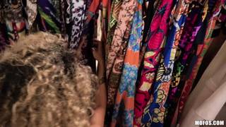 Cette bombasse se fais baiser dans le magasin Cette bombasse se fais baiser dans le magasin