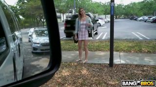 Une jeune petite pute se fait prendre en car