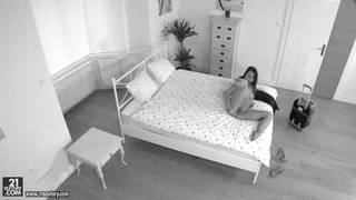 Cette femme en solo se touche dans son hotel Jeune 18-21ans, Brune, Petits Seins, Teen Porn, Solo