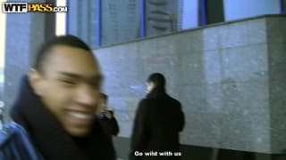 Deux lascars coincent une jeune nana