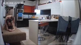 Le mec rentre chez lui avec la trique et baise sa meuf.