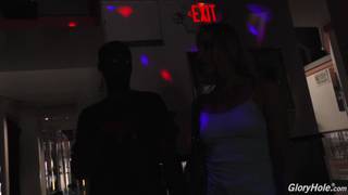 Il enfonce sa bite noire dans la fille Il enfonce sa bite noire dans la fille