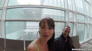 Franceska s'exhibe et baise dans un parking d'aéroport