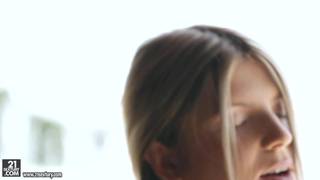 Bonde prend du plaisir solo sur une chaisse Bonde prend du plaisir solo sur une chaisse