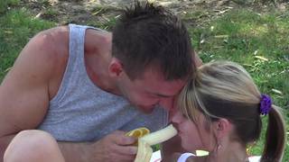 Blondinette chaude baise dehors tranquillement Blondinette chaude baise dehors tranquillement