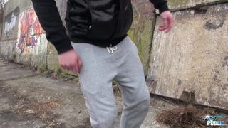 Petite sauterie dehors pour cette jeune blonde