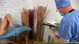 Un medecin va ausculter la chatte d'une blonde Un medecin va ausculter la chatte d'une blonde