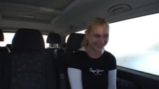 Ils font payer le prix à cette auto-stoppeuse